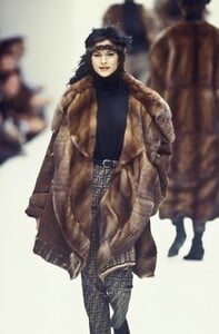 1943128978_Fendi1993WomenRTW35.thumb.jpg.253aeef2d9fea297ec69083e637411d7.jpg