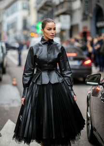 Olivia+Culpo+Ermanno+Scervino+Street+Style+-2Lj8HMgO4_x.jpg