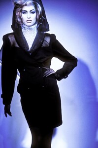 1960659056_ThierryMugler1991WomenRTW78.thumb.jpg.b0d3a9b7662a4bf3996457b5949250ec.jpg