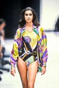 1966503434_Versace1991WomenRTW2.thumb.jpg.1bd12c231ce5dabfb4f5be2312930459.jpg