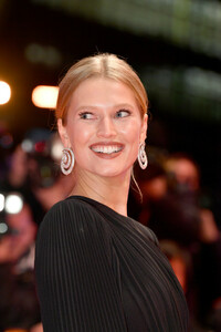 1967789400_ToniGarrnKindnessStrangersPremiere69thd1d8Ai7e_zqx.thumb.jpg.230ae978d5142003c797ae961239cd39.jpg