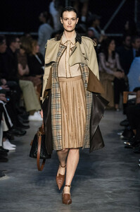 1968205840_BurberryProrsumFall20196h-XWwEY9mux.thumb.jpg.1556b0f83be7d97983b9029616fea6f8.jpg