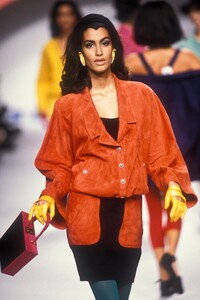 1976328012_KarlLagerfeld1991WomenRTW179.thumb.jpg.48f4c4e941cf7ec001b2d17ce388ca86.jpg