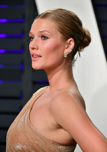 Toni+Garrn+2019+Vanity+Fair+Oscar+Party+Hosted+I29k1DGCY9tx.jpg