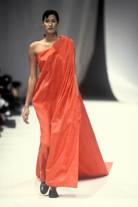 1977360416_YohjiYamamoto1993WomenRTW3.thumb.jpg.3d010a2543e05f030484c2dbbb7d4138.jpg