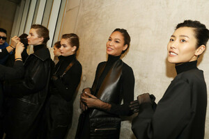 Joan+Smalls+Max+Mara+Backstage+Milan+Fashion+YM_d_rpNbvTx.jpg