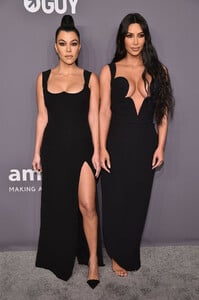 Kim+Kardashian+amfAR+New+York+Gala+2019+Arrivals+UfdzISYTNcYx.jpg