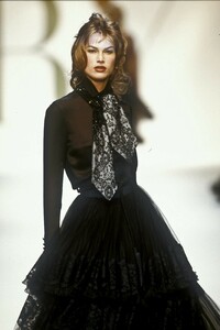 2021175903_Valentino1993WomenRTW176.thumb.jpg.c32a1c6223deb24d7b389d84eddf4f14.jpg