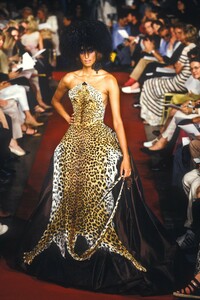 2030354135_JeanPaulGaultier1997HauteCouture88.thumb.jpg.6ed9727f8e67f266c61e1dda42b47ba6.jpg