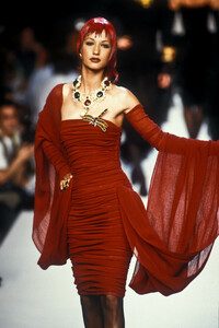 2037542260_Chanel1992HauteCouture15.thumb.jpg.7b8ceaed17e9303e3479e20aaf62e4c8.jpg