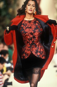 2040880678_YvesSaintLaurent1993HauteCouture8.thumb.jpg.89257bfac7bf1f046ae3d2f7ab77dfb5.jpg