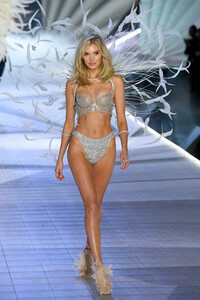 2052002504_VSFS2018_S3_FlightsOfFancy(11)DreamAngelFantasyBra.thumb.jpg.0a6ecf8a10111258d8dbeb66b6114bf2.jpg