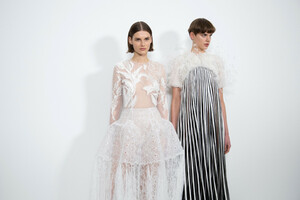 2055346175_givenchy-hc-bks-m-rs19-3441(1).thumb.jpg.1720d92e829b3189ea1b737a9ec737c3.jpg
