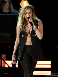 Miley+Cyrus+61st+Annual+Grammy+Awards+Inside+_9CCzzjvZgGx.jpg
