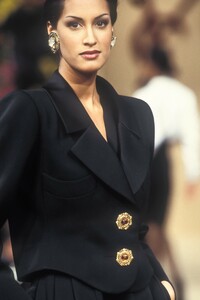 2058326101_YvesSaintLaurent1993HauteCouture66.thumb.jpg.88ed6170de63a3f55c027ed05a61c85e.jpg