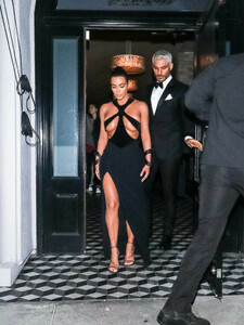 Kim+Kardashian+Kim+Kardashian+outside+Craig+QkRg4m-2d1Xx.jpg