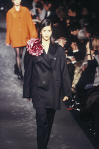 2076935971_DriesVanNoten1995WomenRTW27.thumb.jpg.3de3b0eed6a2a485586a0dc5729bf8d3.jpg