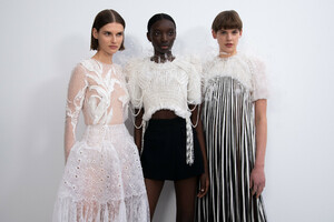 2079738910_givenchy-hc-bks-v-rs19-8899(1).thumb.jpg.31be3dcd44496ce5dbc42c760106337b.jpg