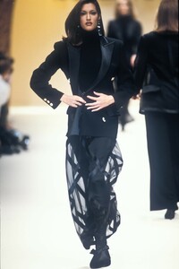 2083548760_Valentino1992WomenRTW134.thumb.jpg.39e7099989667569e5841553654685cc.jpg