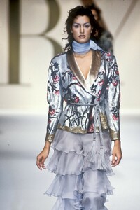 208668836_Valentino1993WomenRTW100.thumb.jpg.06f2f3710ae889173b76ac380cfbdc3f.jpg