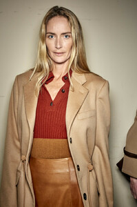 2101777583_SalvatoreFerragamoFall2019Backstagep739dep8Ilgx.thumb.jpg.f314ac3e066755c5a65dc23c5d80af08.jpg