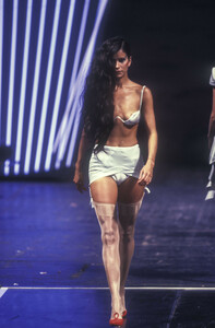 210510925_AntonioBerardi1998WomenRTW58.thumb.jpg.7bc1da58472ff9e74cee638fe8513cc1.jpg