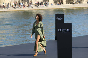 Noemie+Lenoir+Le+Defile+L+Oreal+Paris+Runway+iq4qdN_jHEvx.jpg