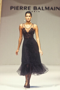 2118880454_PierreBalmain1993HauteCouture23.thumb.jpg.6b49bcd3ddce432bafe8ea71d1c44beb.jpg