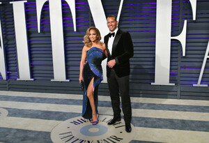Jennifer+Lopez+2019+Vanity+Fair+Oscar+Party+RNRdxKYxDL_x.jpg