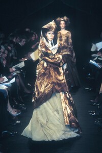 2128617618_JeanPaulGaultier1998HauteCouture44.thumb.jpg.c4419dfea05d4e78f5f4b768f74d664b.jpg