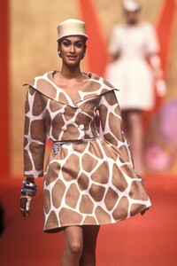 2158078_Valentino1991HauteCouture32.thumb.jpg.6e6b2db4f6d6075d833f16794b123b38.jpg