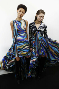 217913269_RobertoCavalliBackstageMilanFashionWeekDYDgw07EzTKx.thumb.jpg.6b36f09c8170ea6a46066a7f020375ee.jpg