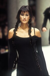 218560337_Fendi1993WomenRTW157.thumb.jpg.0eb2ca08b109c494f48d806ced8608b4.jpg