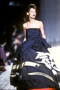 220360826_CommedesGarcons1991WomenRTW75.thumb.jpg.f85607bc224e98c7d6c11d52993d06c6.jpg