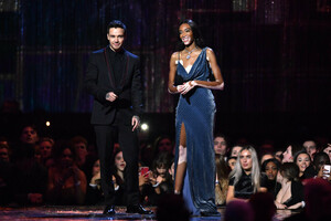 Winnie+Harlow+BRIT+Awards+2019+Show+OWjLT-vxiH9x.jpg