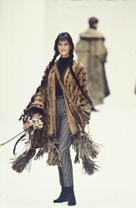 224172625_Fendi1993WomenRTW185.thumb.jpg.716553ededeb20776bda320aa9648fe3.jpg