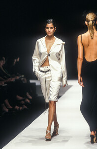 226887525_SalvatoreFerragamo1998WomenRTW19.thumb.jpg.ba6bdf3e01fe72e0aad8a319fc2ca3d0.jpg