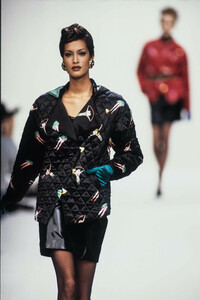 24342817_HanaeMori1992WomenRTW83.thumb.jpg.e99028bf019e1b9c17744e461187d522.jpg