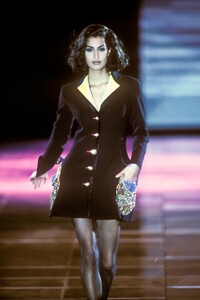 252572828_Versace1991WomenRTW91.thumb.jpg.fa42e2540fb81d9089147a00a7f473e5.jpg