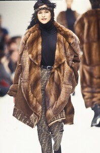 259093020_Fendi1993WomenRTW36.thumb.jpg.544e2b3fae7f4b4f187a228da4bccaa0.jpg