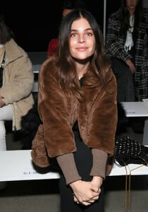 Julia+Restoin+Roitfeld+Rosa+Cha+Front+Row+f5MS4b2wLVdx.jpg