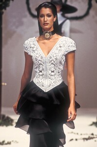 273128344_Valentino1993HauteCouture24.thumb.jpg.6fc73edf6b58807be4546f75a27ce1a6.jpg