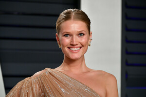 Toni+Garrn+2019+Vanity+Fair+Oscar+Party+Hosted+wO02SccCkDex.jpg