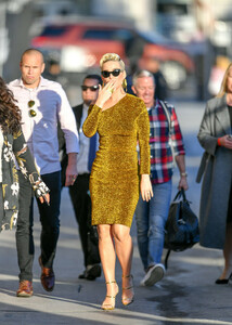 Katy+Perry+All+Gold+Outfit+VRxEpdaFJekx.jpg