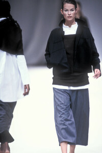 278565873_YohjiYamamoto1993WomenRTW28.thumb.jpg.3fc2fed0ee6cc29cfb4b0595f4c86200.jpg