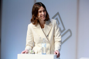 Alexa+Chung+ZEITMagazin+X+VOGUE+Conference+ws2qkD2mR6sx.jpg