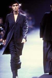 280528565_CommedesGarcons1992WomenRTW84.thumb.jpg.9ac7d2c70e9225bdb3aeee02d5f8ac19.jpg