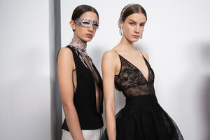 289322595_givenchy-hc-bks-m-rs19-3838(1).thumb.jpg.fe18876fccae1c73e06819732664764d.jpg