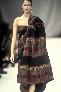 29661994_YohjiYamamoto1993WomenRTW10.thumb.jpg.15785c220077aed683f943754fe9665b.jpg