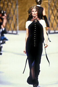 323056887_Chanel1993HauteCouture61.thumb.jpg.2e7158f714e15e174ade9c5dc1a7d48c.jpg